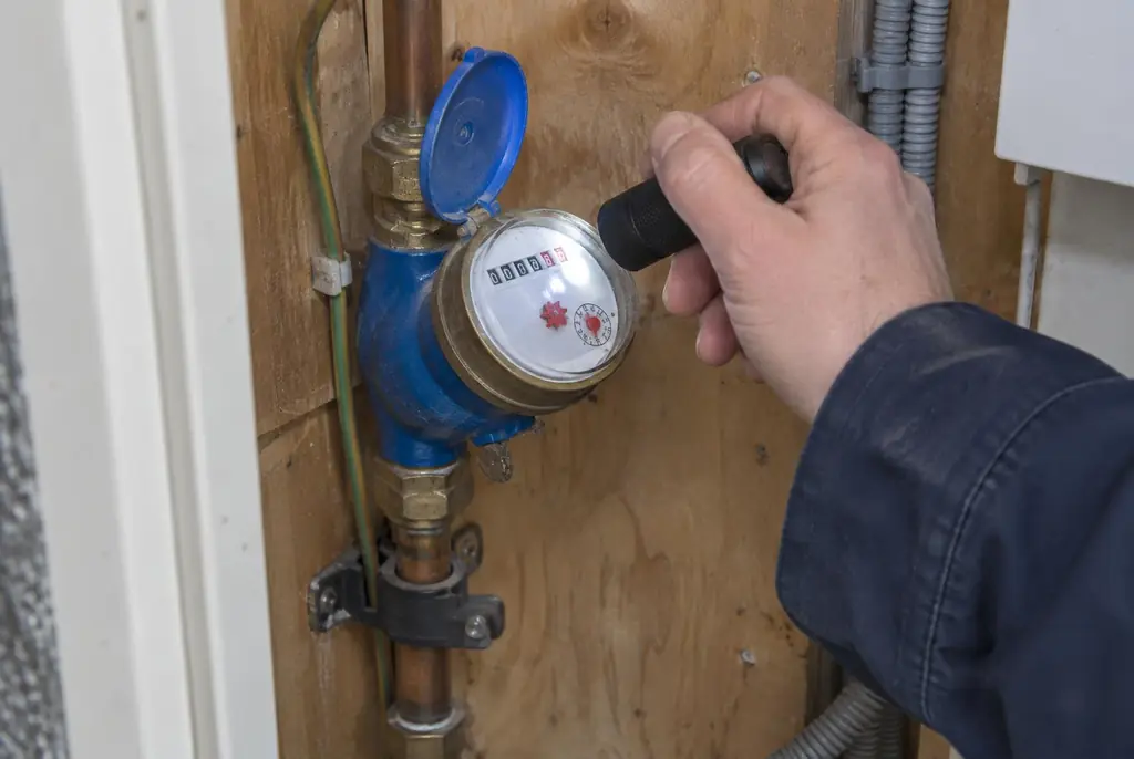 Lekdetectie Den Dolder – watermeter in de meterkast controleren met een zaklamp